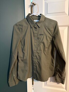 Womens Columbia Olive Green Lightweight Button-Up Shirt.